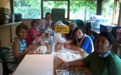 Com as mãos no barro o grupo de cerâmica modela formas de realizar e aprender junto